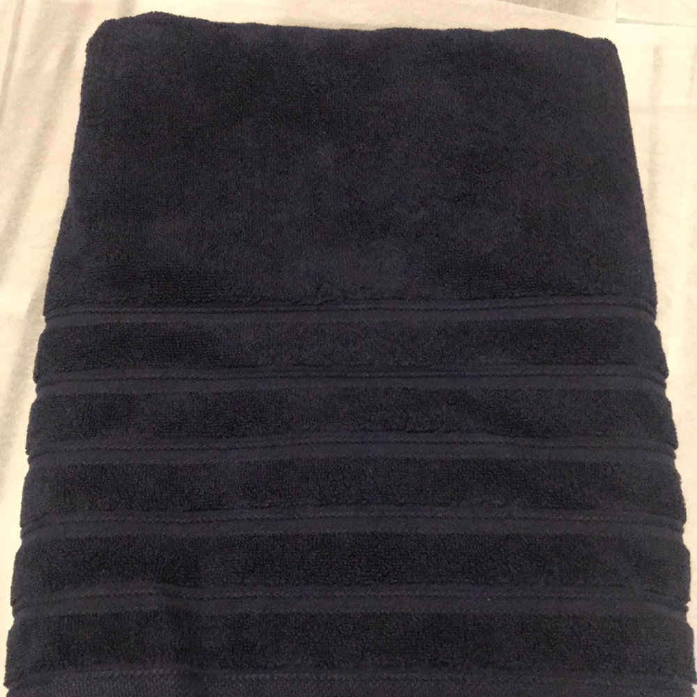 LACOSTE BATH TOWEL 30x 56 in NAVY BLUE - Picture 4 of 4